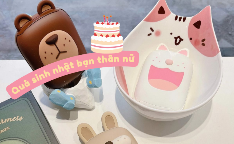 Bó hoa hồng phấn dịu dàng đặt cạnh một tấm thiệp màu pastel và một hộp quà nhỏ, tạo thành set quà tặng sinh nhật mẹ chu đáo.